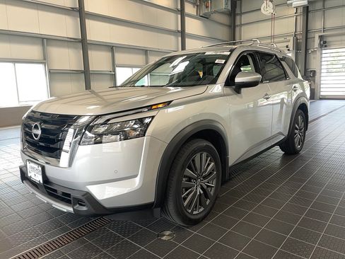 Used 2025 Nissan Pathfinder SL w/ SL Premium Package image 4