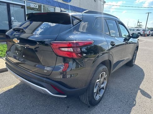 Used 2025 Chevrolet Trax LT w/ LT Convenience Package FWD image 4