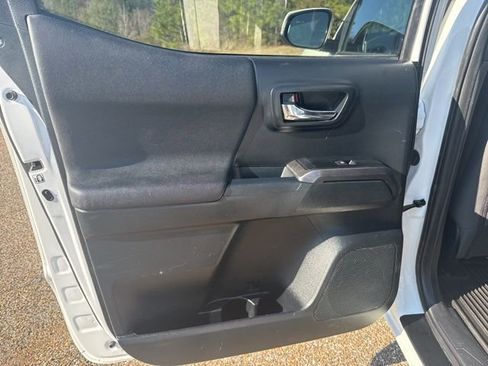 Used 2017 Toyota Tacoma TRD Sport w/ Tow Package image 10