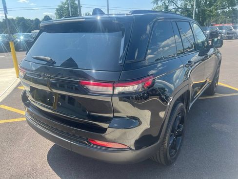 Used 2023 Jeep Grand Cherokee Altitude AWD/4WD image 10