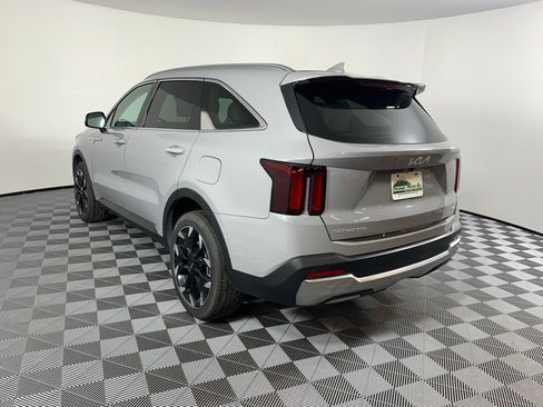 Certified 2025 Kia Sorento EX w/ Panoramic Sunroof Package AWD/4WD image 7
