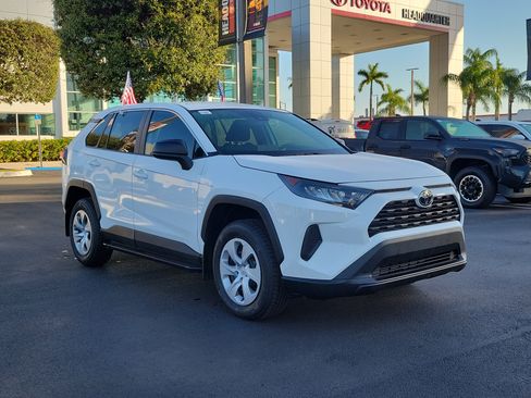 Used 2022 Toyota RAV4 LE image 2