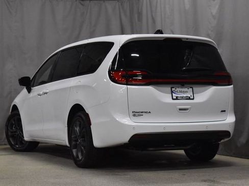 New 2026 Chrysler Pacifica Select image 2