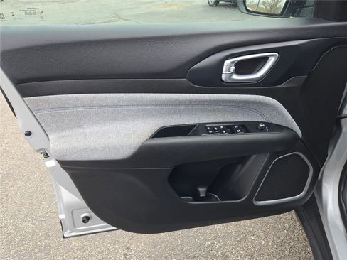 Used 2024 Jeep Compass Latitude image 23