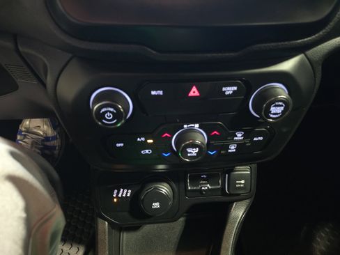 Used 2018 Jeep Renegade Latitude w/ Cold Weather Group image 18