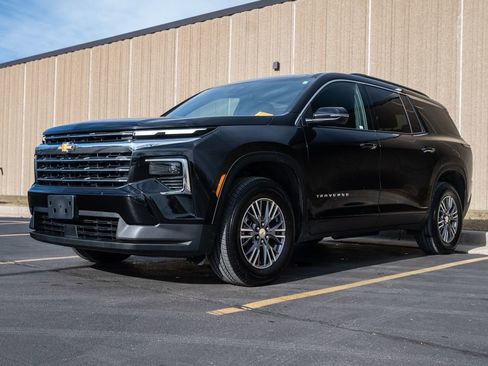 Used 2025 Chevrolet Traverse LT image 4