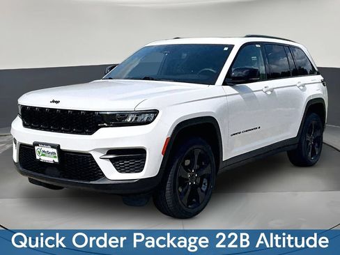 Used 2023 Jeep Grand Cherokee Altitude AWD/4WD image 3