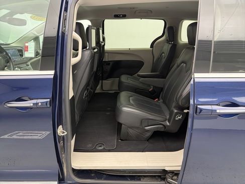 Used 2019 Chrysler Pacifica Touring-L Plus w/ Tire & Wheel Group image 43