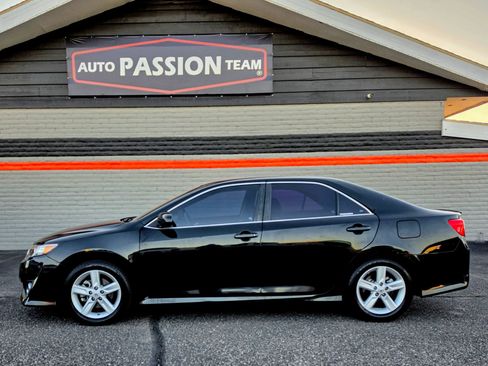 Used 2014 Toyota Camry SE image 2