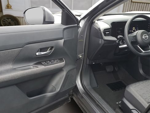 Used 2025 Nissan Kicks SV w/ SV Premium Package image 14