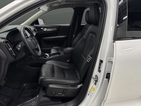 Used 2024 Volvo XC40 B5 Plus w/ Climate Package image 4