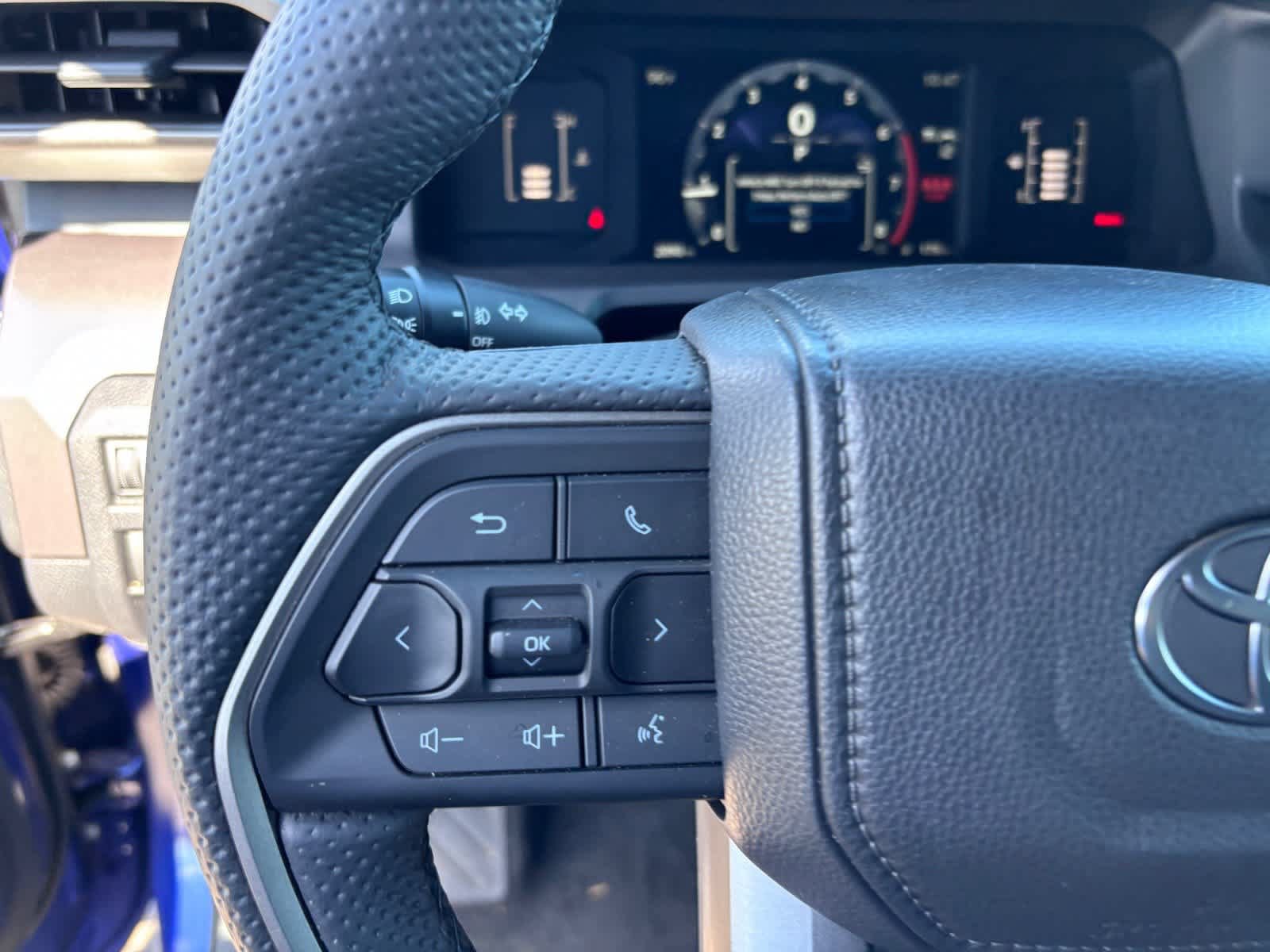 Used 2025 Toyota Tacoma SR5 AWD/4WD image 17