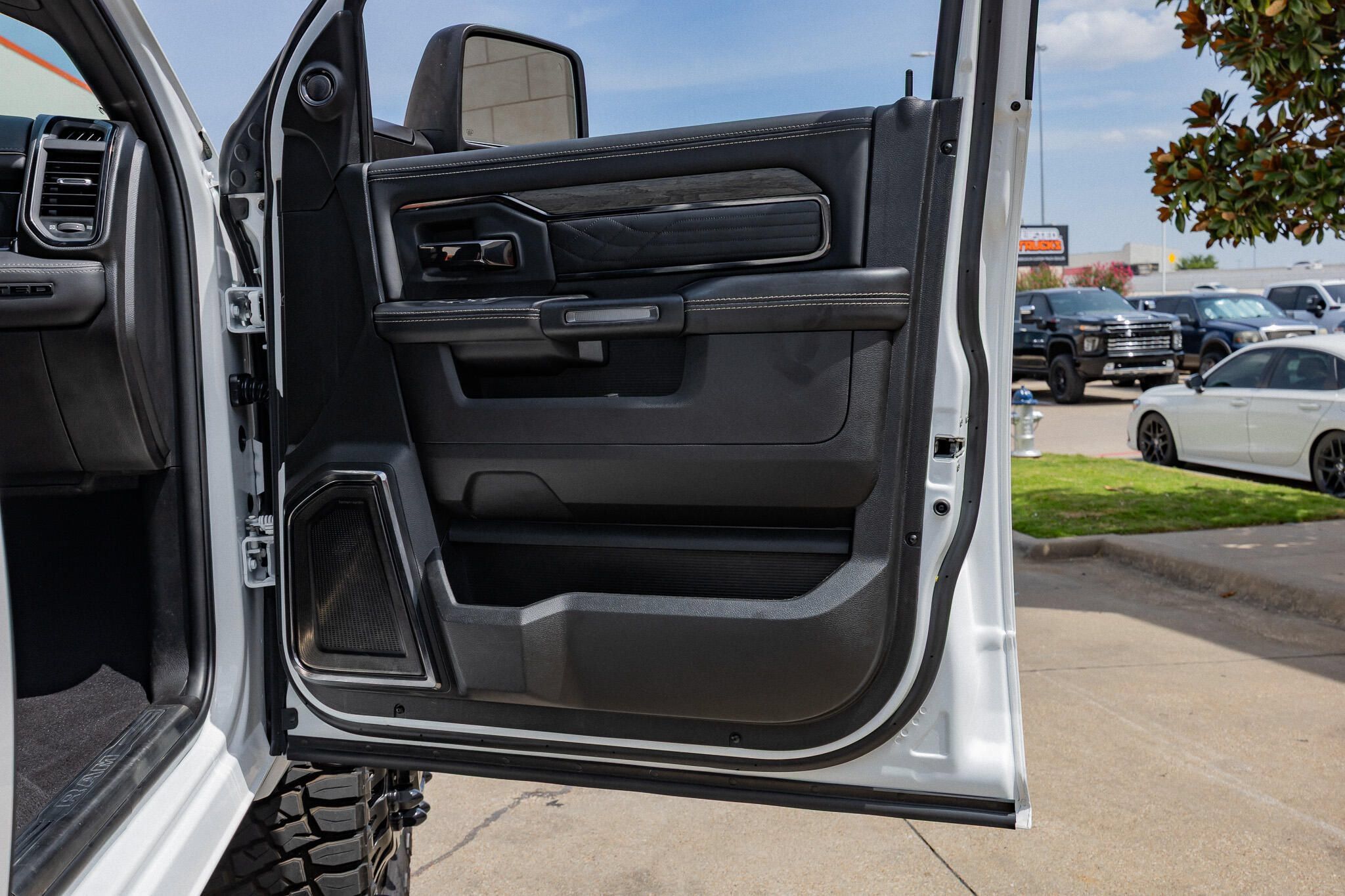 Used 2025 RAM 3500 Limited AWD/4WD image 38
