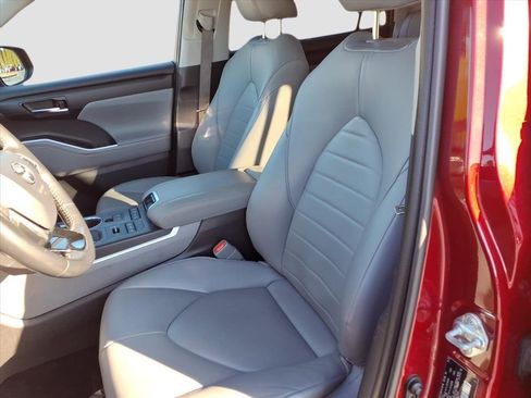 Used 2021 Toyota Highlander XLE image 17