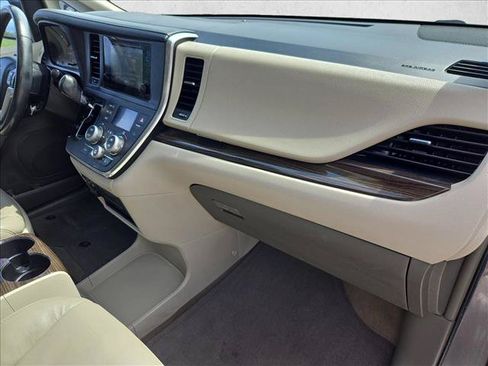 Used 2017 Toyota Sienna XLE w/ XLE Navigation Package FWD image 20