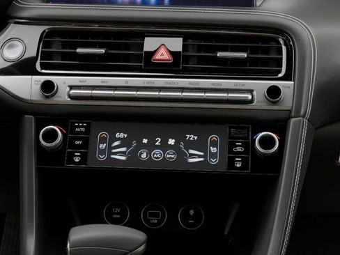 Used 2025 Genesis G70 2.5T image 15