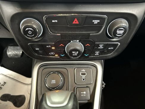 Used 2018 Jeep Compass Latitude w/ Popular Equipment Group AWD/4WD image 16