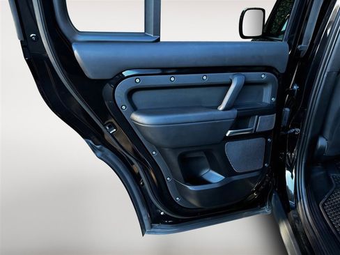 Used 2023 Land Rover Defender 110 V8 image 18