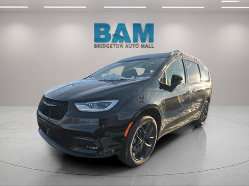 New 2026 Chrysler Pacifica Limited image 3