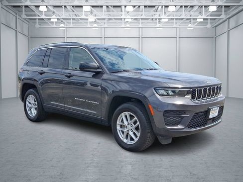 Used 2024 Jeep Grand Cherokee Laredo X AWD/4WD image 4
