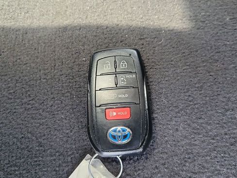 Certified 2024 Toyota Sienna XLE FWD image 25
