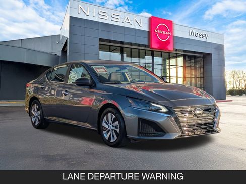 Used 2025 Nissan Altima 2.5 S image 2