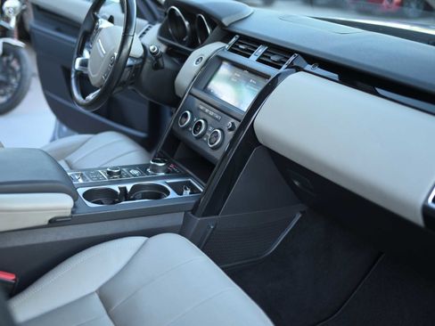 Used 2018 Land Rover Discovery SE image 12