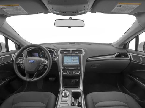 Used 2018 Ford Fusion SE w/ Fusion SE Technology Package FWD image 9