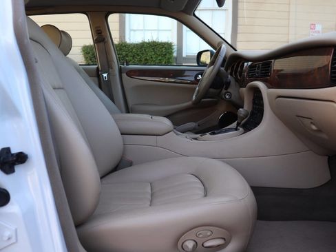 Used 2001 Jaguar XJ8 image 23