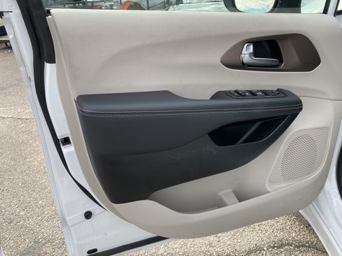 Used 2023 Chrysler Voyager LX FWD image 17