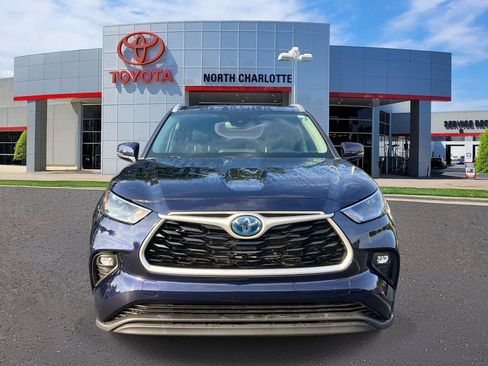 Used 2023 Toyota Highlander XLE FWD image 2