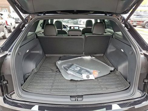 Used 2024 Volkswagen Atlas Cross Sport SE w/ Panoramic Sunroof Package FWD image 29