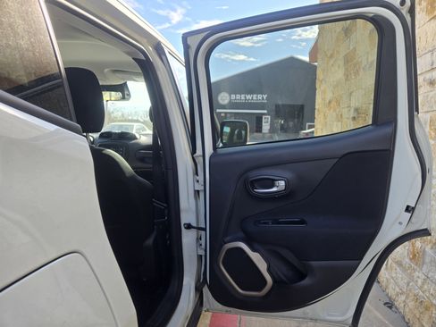 Used 2016 Jeep Renegade Latitude w/ Cold Weather Group image 10