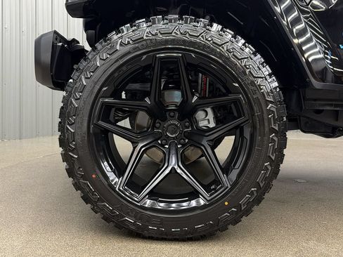 Used 2024 Jeep Wrangler Unlimited w/ Convenience Group AWD/4WD image 9