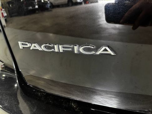 Used 2024 Chrysler Pacifica Touring-L FWD image 33