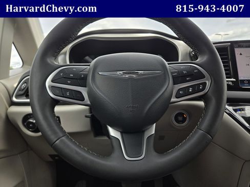 Used 2023 Chrysler Pacifica Touring-L FWD image 15