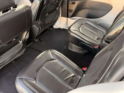 Used 2022 Chrysler Pacifica Touring-L FWD image 12