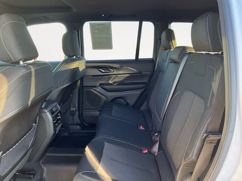 Used 2025 Jeep Grand Cherokee Laredo X image 13