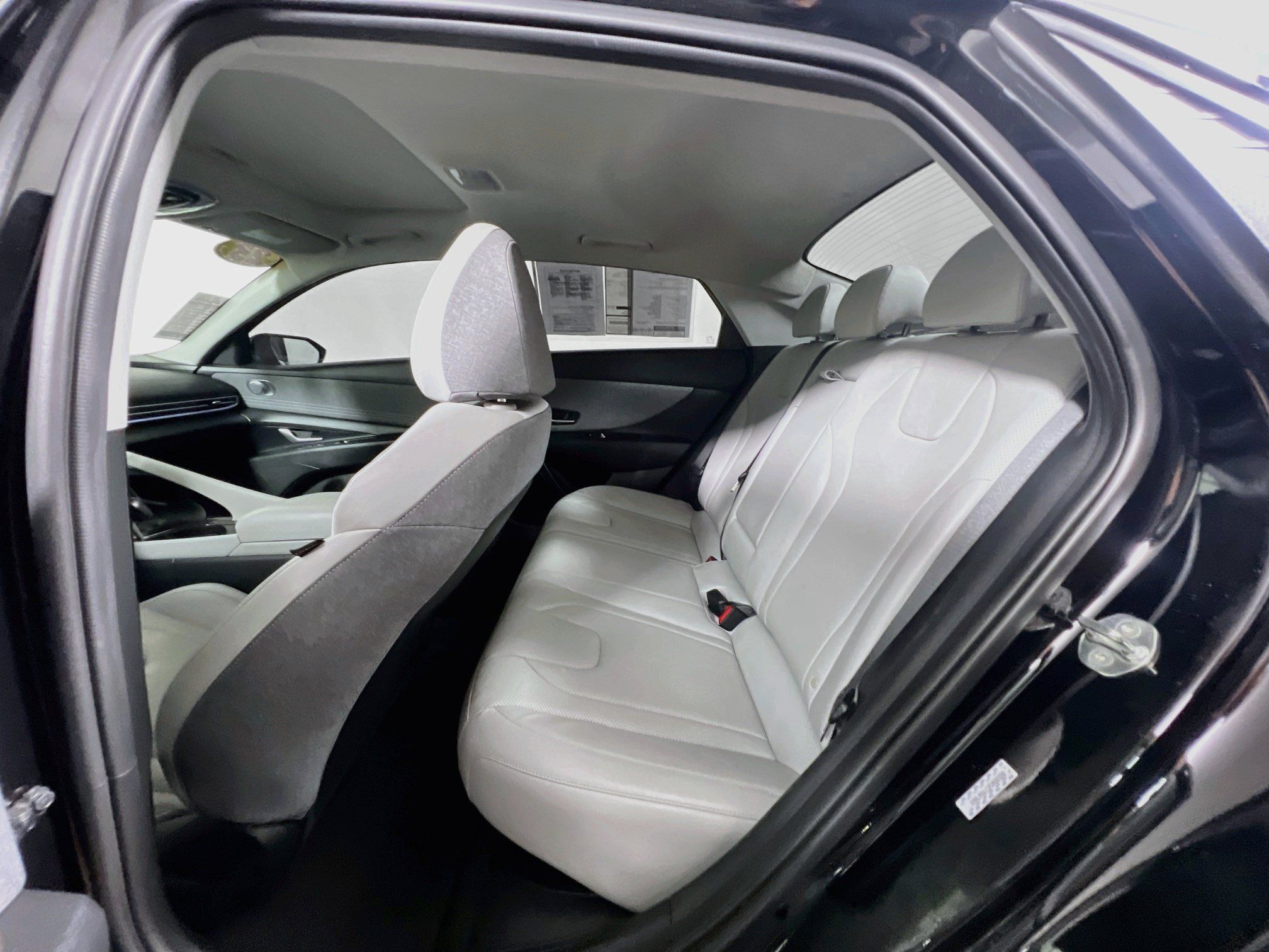 Used 2023 Hyundai Elantra Limited FWD image 28