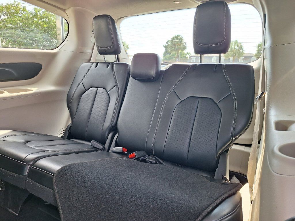Used 2024 Chrysler Pacifica Touring-L FWD image 12