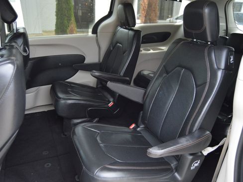 Used 2018 Chrysler Pacifica Touring-L w/ Advanced Safetytec Group image 18