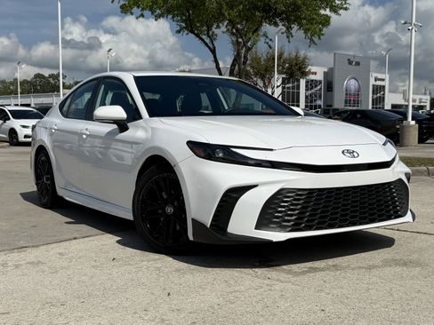 Used 2025 Toyota Camry SE image 2