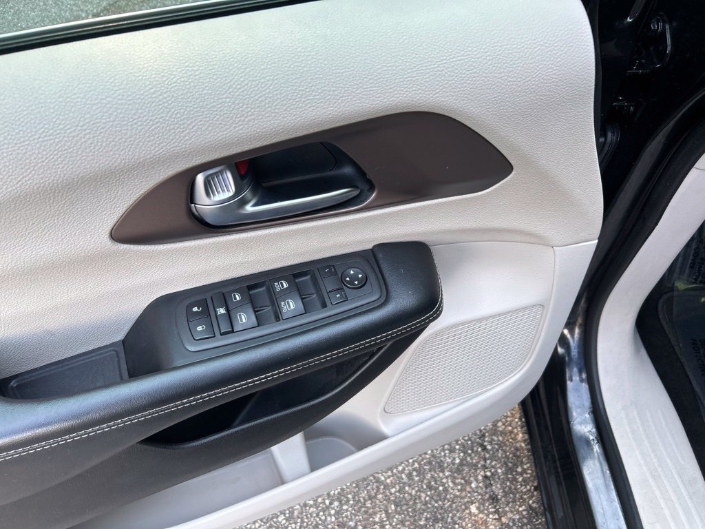 Used 2022 Chrysler Voyager LX FWD image 14