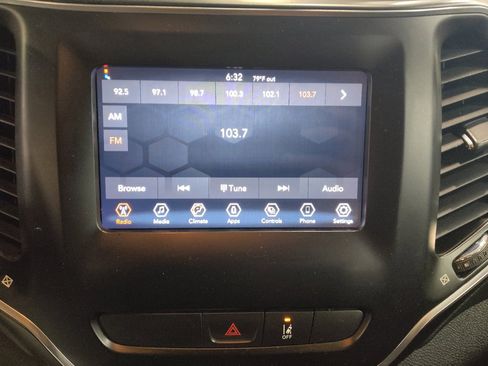 Used 2021 Jeep Cherokee Latitude FWD image 25