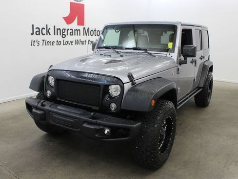 Used 2017 Jeep Wrangler Unlimited Rubicon AWD/4WD image 2