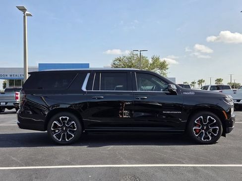 Certified 2025 Chevrolet Suburban High Country AWD/4WD image 7