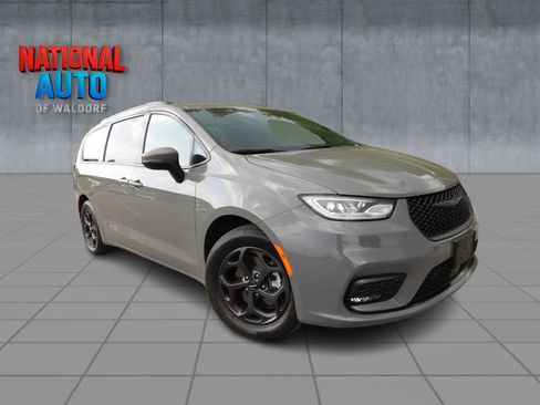 Used 2023 Chrysler Pacifica Touring-L w/ Uconnect Theater Family Group FWD image 1