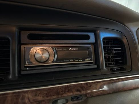 Used 2000 Ford Crown Victoria LX RWD image 12