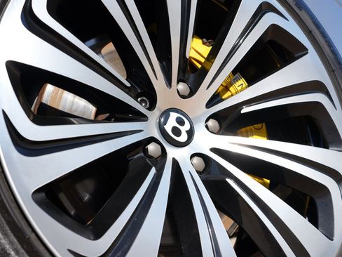 Used 2022 Bentley Bentayga AWD/4WD image 69