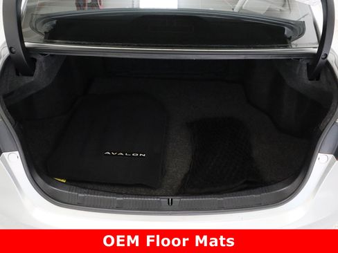 Used 2018 Toyota Avalon Limited image 36